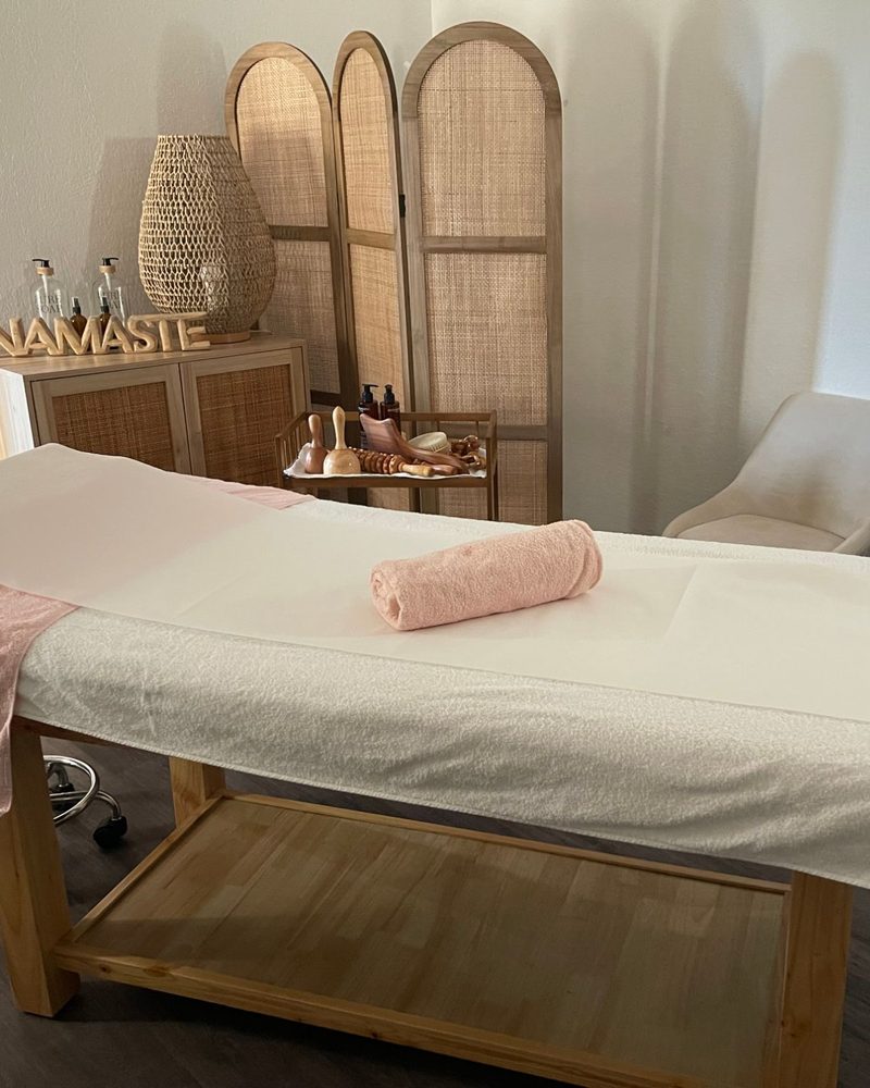 La salle de soin de l'Espace BB à Nice : table de massage, outils de maderothérapie en bois et décor naturel