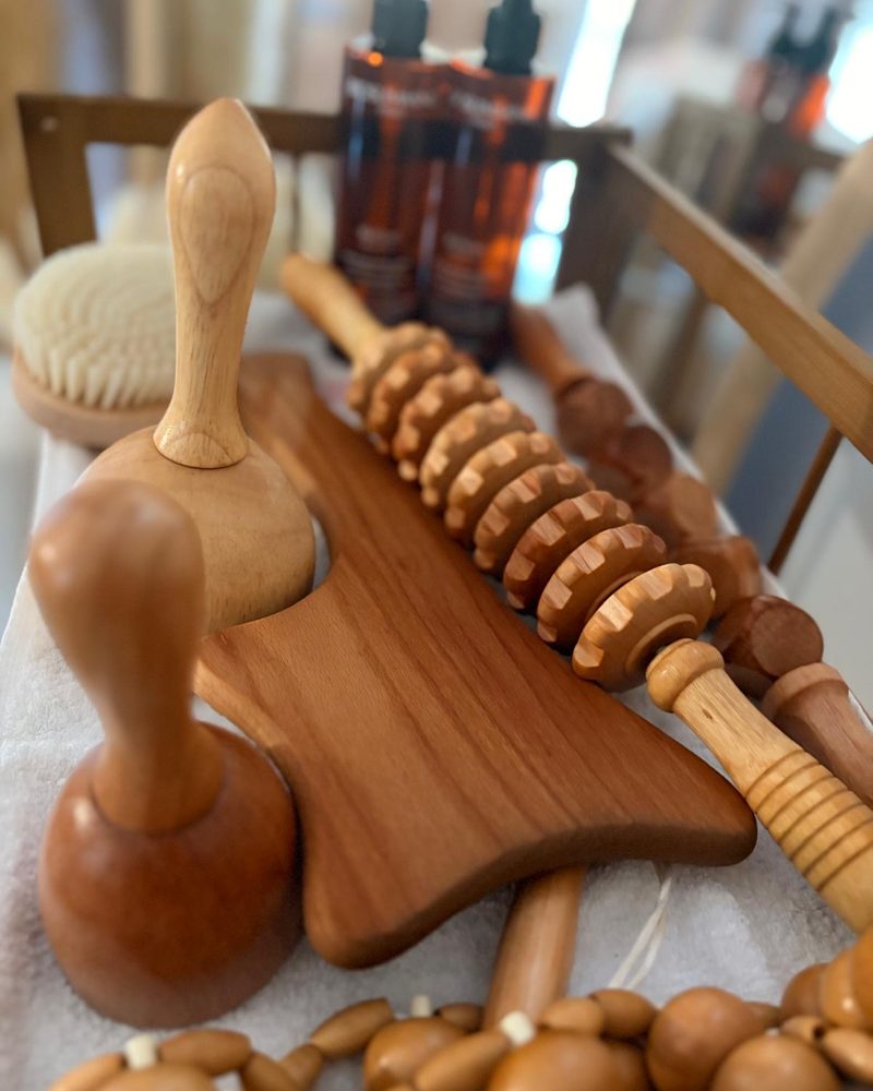 Outils de maderothérapie en bois : rouleaux, ventouses et planche sculptante