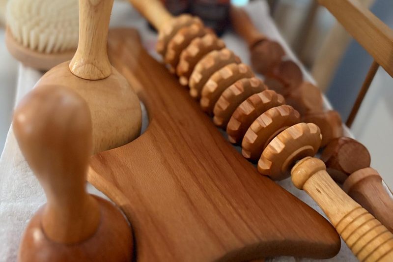 Outils de maderothérapie en bois : rouleaux, ventouses et planche sculptante